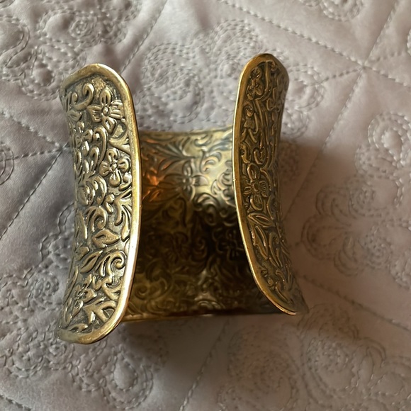 Gold cuff bracelet - Picture 2 of 3